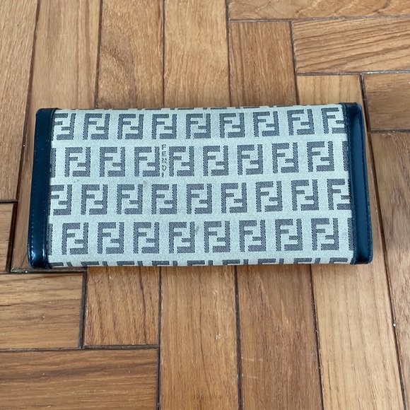 Vintage Fendi wallet in decent condition with only minor wear. - Picture 2 of 3